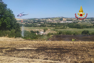 Magliano di Tenna - A fuoco vigneto e un campo, 37 lanci d’acqua dall’elicottero
